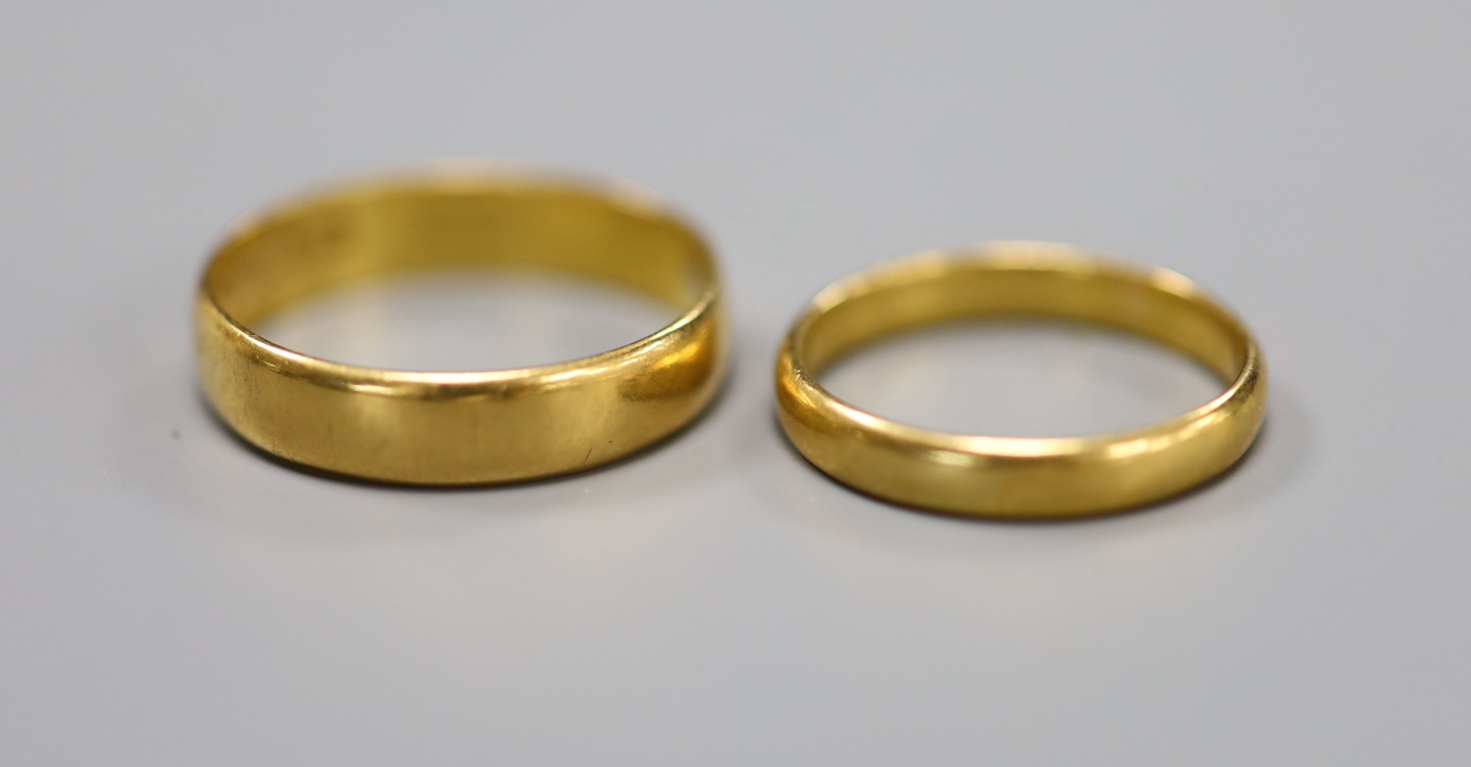 2 x 22ct gold wedding bands,